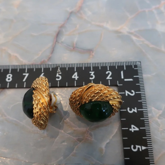 Chanel vintage gripoix faux emerald earrings - Picture 4 of 8